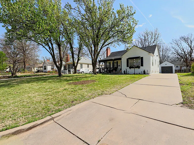 226 S Pinecrest St — Photo 3