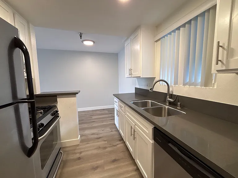 110 S Sweetzer Ave — Photo 30
