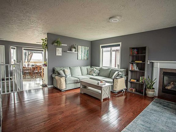 3rd image of 6 E Borealis Rd