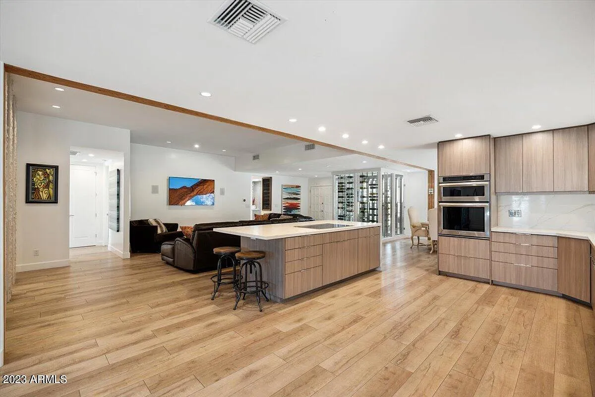3 bed, 2.0 bath, 2300 sqft, $7,500 — Photo 3