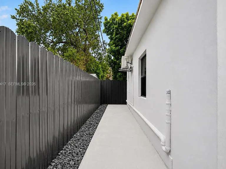 1011 NW 30th Ct #2 — Photo 8