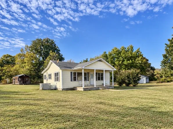 197 N Main St, Lobelville, TN 37097
