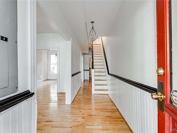 3rd image of 609 Saint James St