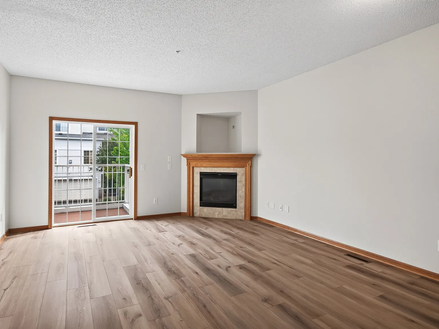 3 bed, 1600 sqft, $2,450 — Photo 2