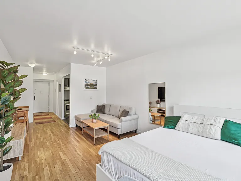 186 W 80th St #7F — Photo 9