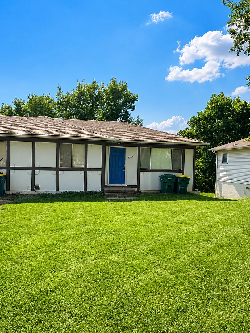 3300 / 3302 N 84th Place — Photo 1