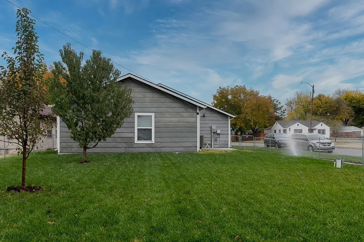 3 bed, 1500 sqft, $1,300 — Photo 2