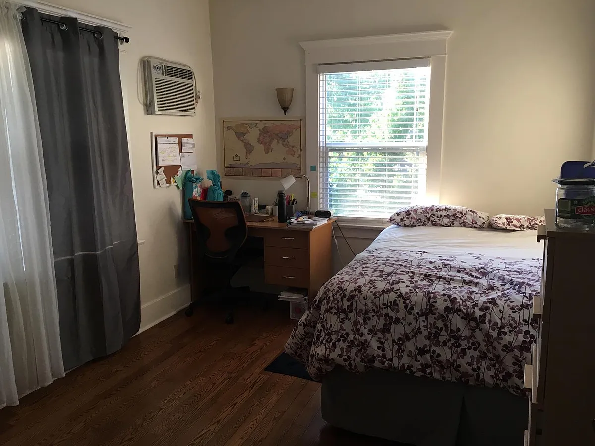 Bedroom - 2627 S Hoover St
