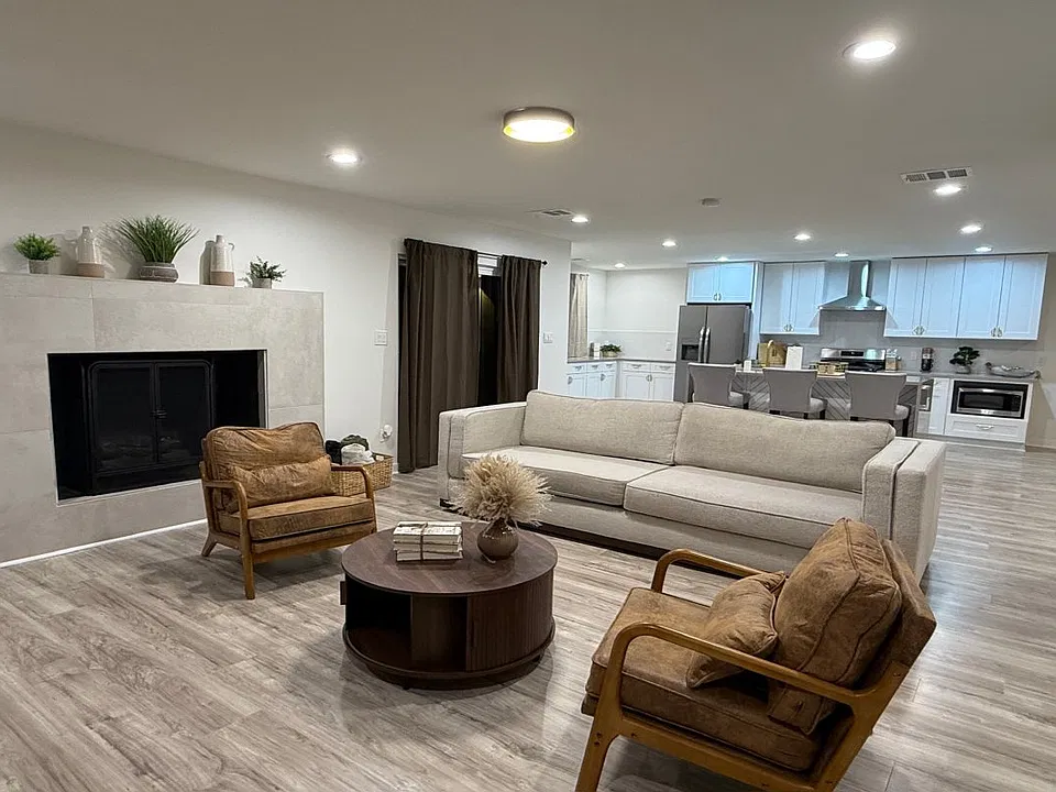 2101 Vanderbilt Ln