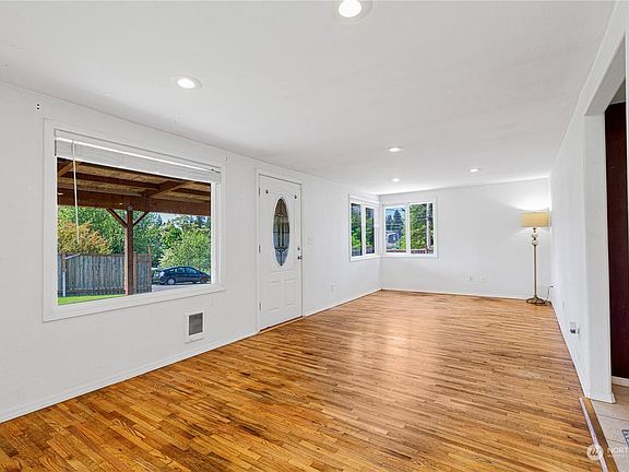 5th image of 1102 NE Serpentine Pl