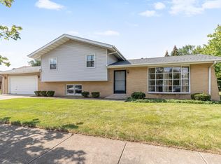 2214 Brookwood Ct, Joliet, IL 60435