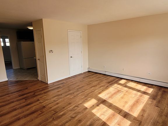 5th image of 1105 Holiday Ln APT 8