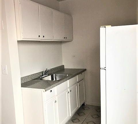 4th image of 5724 N Winthrop Ave #108