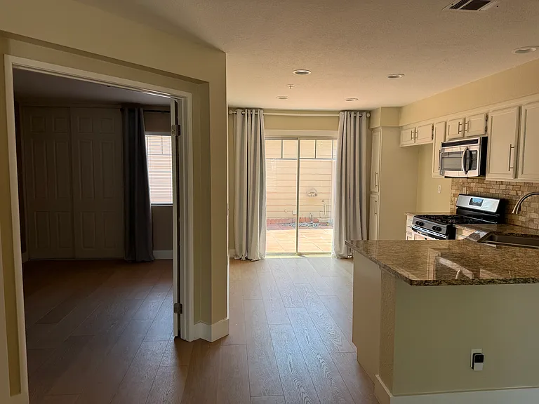 1010 E Chestnut St — Photo 12