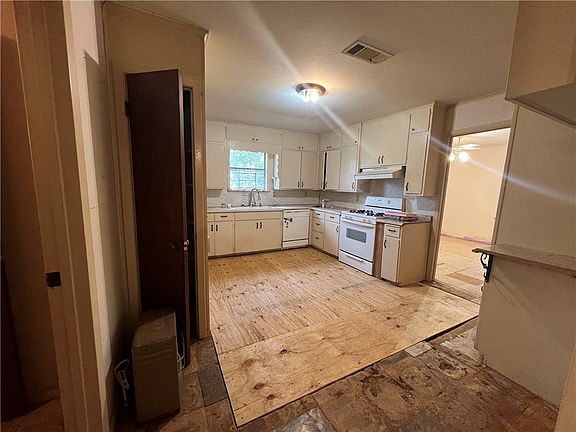 4th image of 300 S Elm Ave