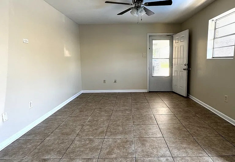 208 W Genie St — Photo 2