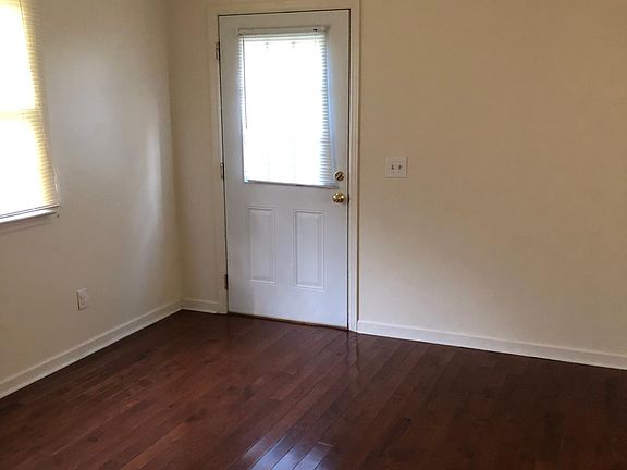 5th image of 323 Chapel St