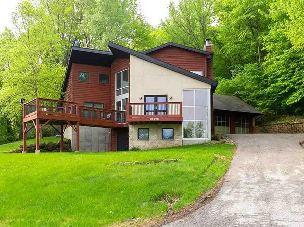 16528 78th Ave W, Taylor Ridge, IL 61284