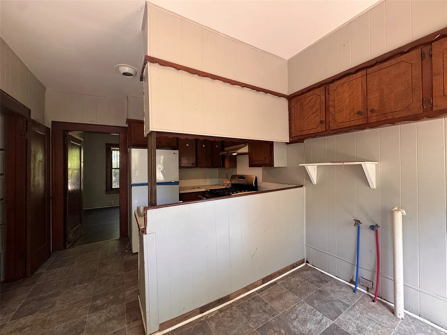 3 bed, 1.0 bath, 1200 sqft, $1,000 — Photo 2