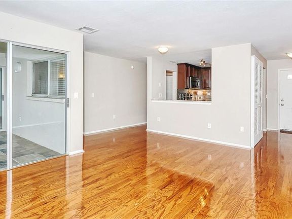 4th image of 2121 Wood St Unit C209