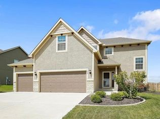 876 Ridge Dr, Lansing, KS 66043