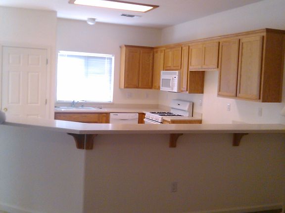 Beautiful kitchen w/ pantry