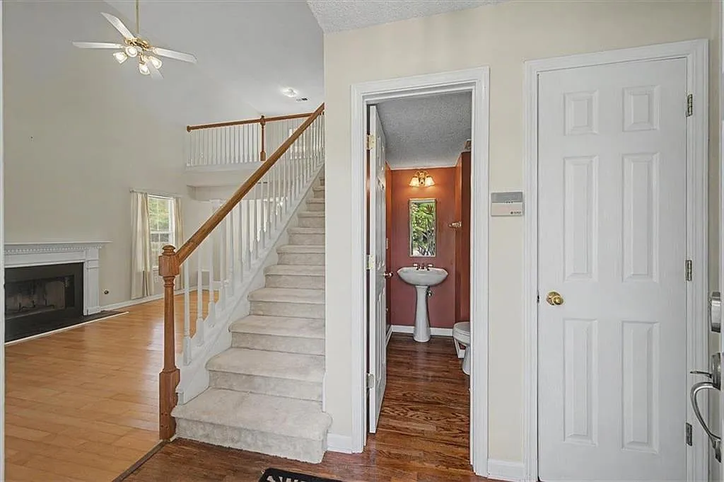 4 bed, 2.5 bath, 1913 sqft, $2,599 — Photo 4