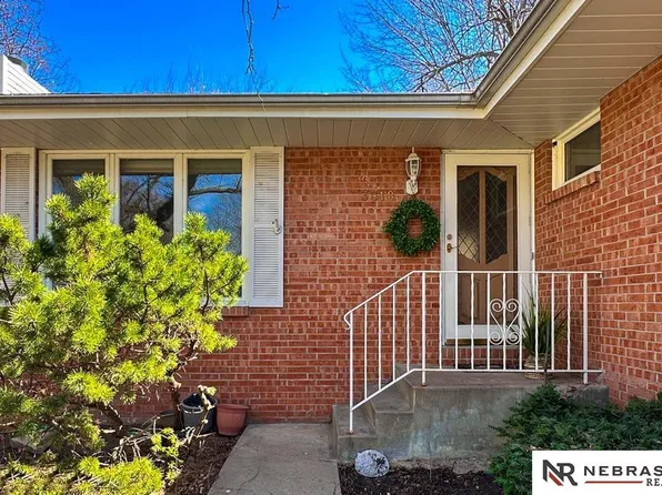 3810 Loveland Dr, Lincoln, NE 68506