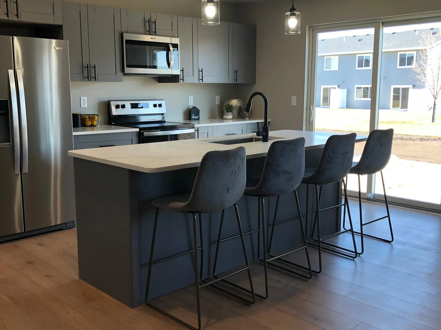3 bed, 2.5 bath, 1711 sqft, $2,250 — Photo 4
