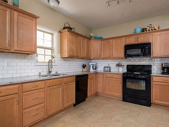 5th image of 3916 Winthrop Dr
