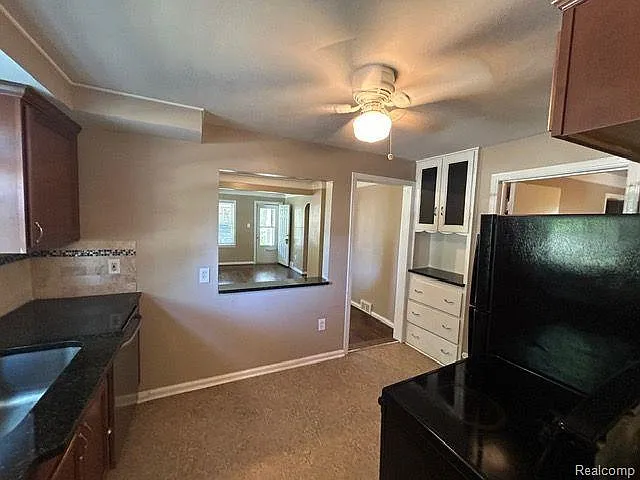 21751 Roslyn Rd — Photo 9