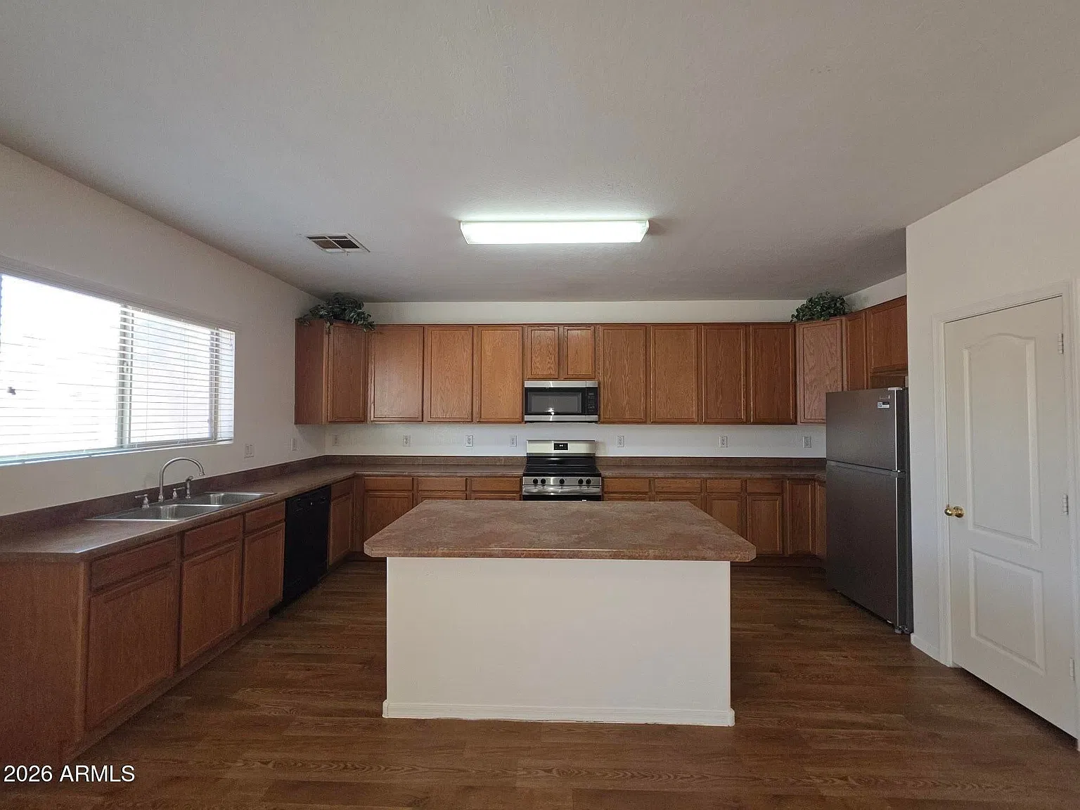 7 bed, 3921 sqft, $2,650 — Photo 3