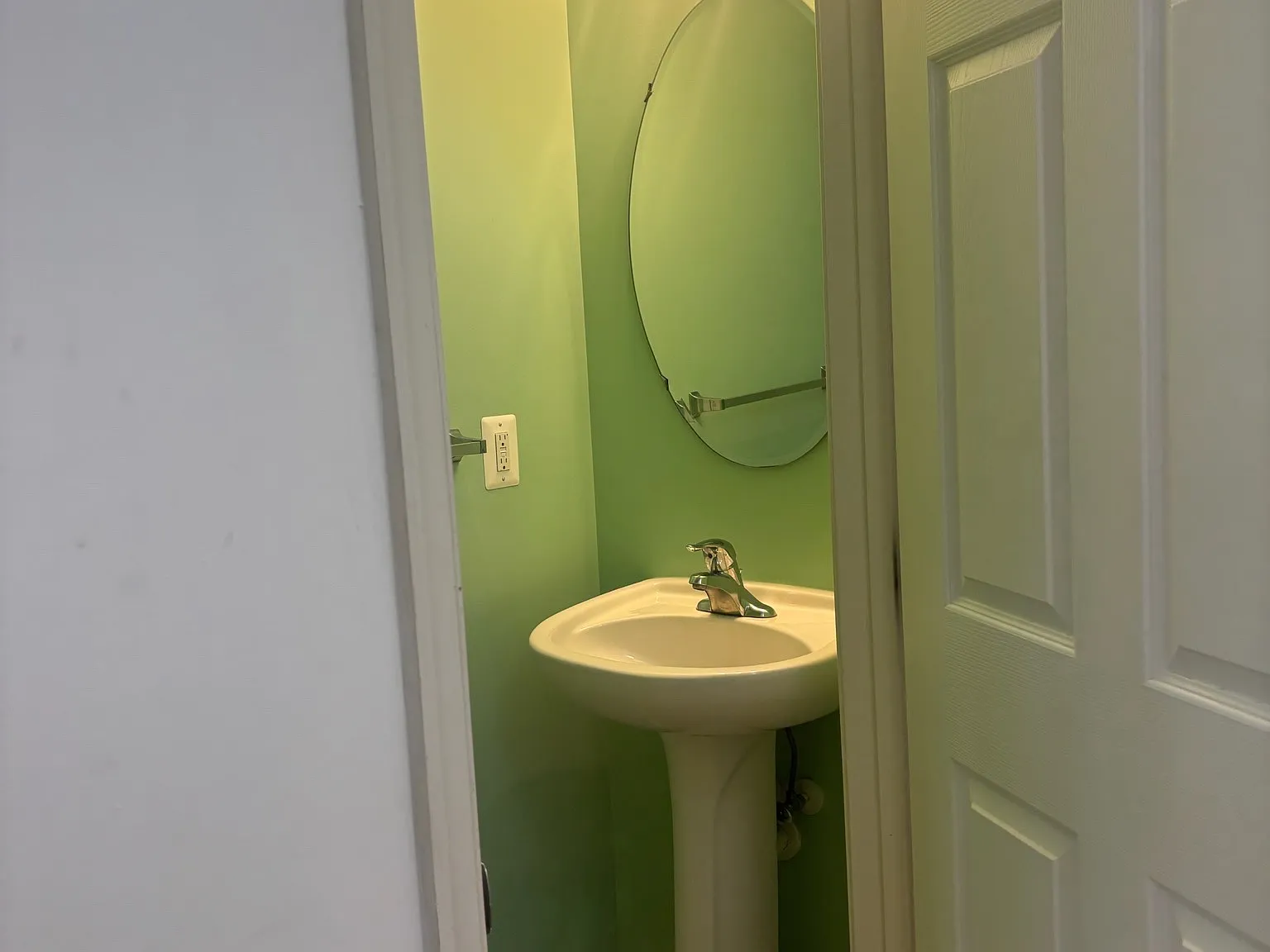 3 bed, 2.5 bath, 2340 sqft, $2,300 — Photo 3