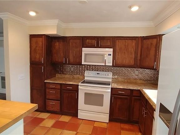5th image of 534 Edinburgh Dr
