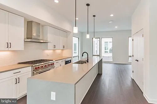 3111 Parkview Walk Photo 1