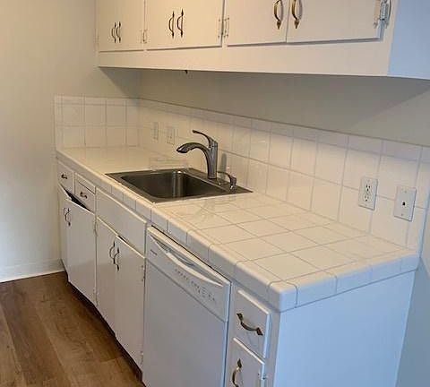 Kitchen with dishwasher