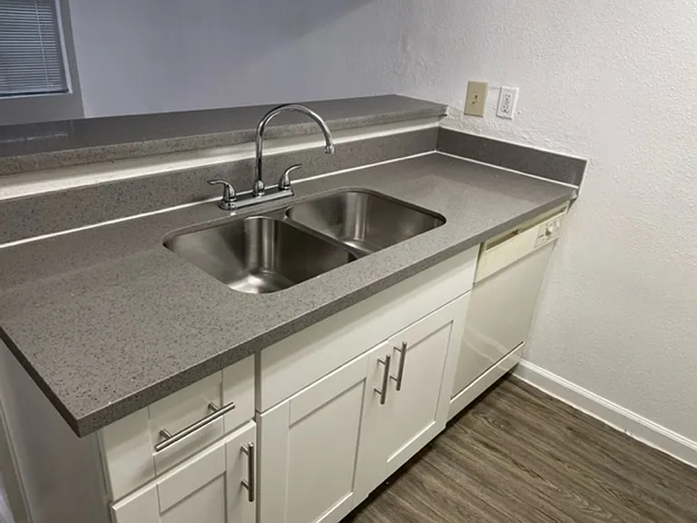 Emerald Cove Apartments — Photo 121