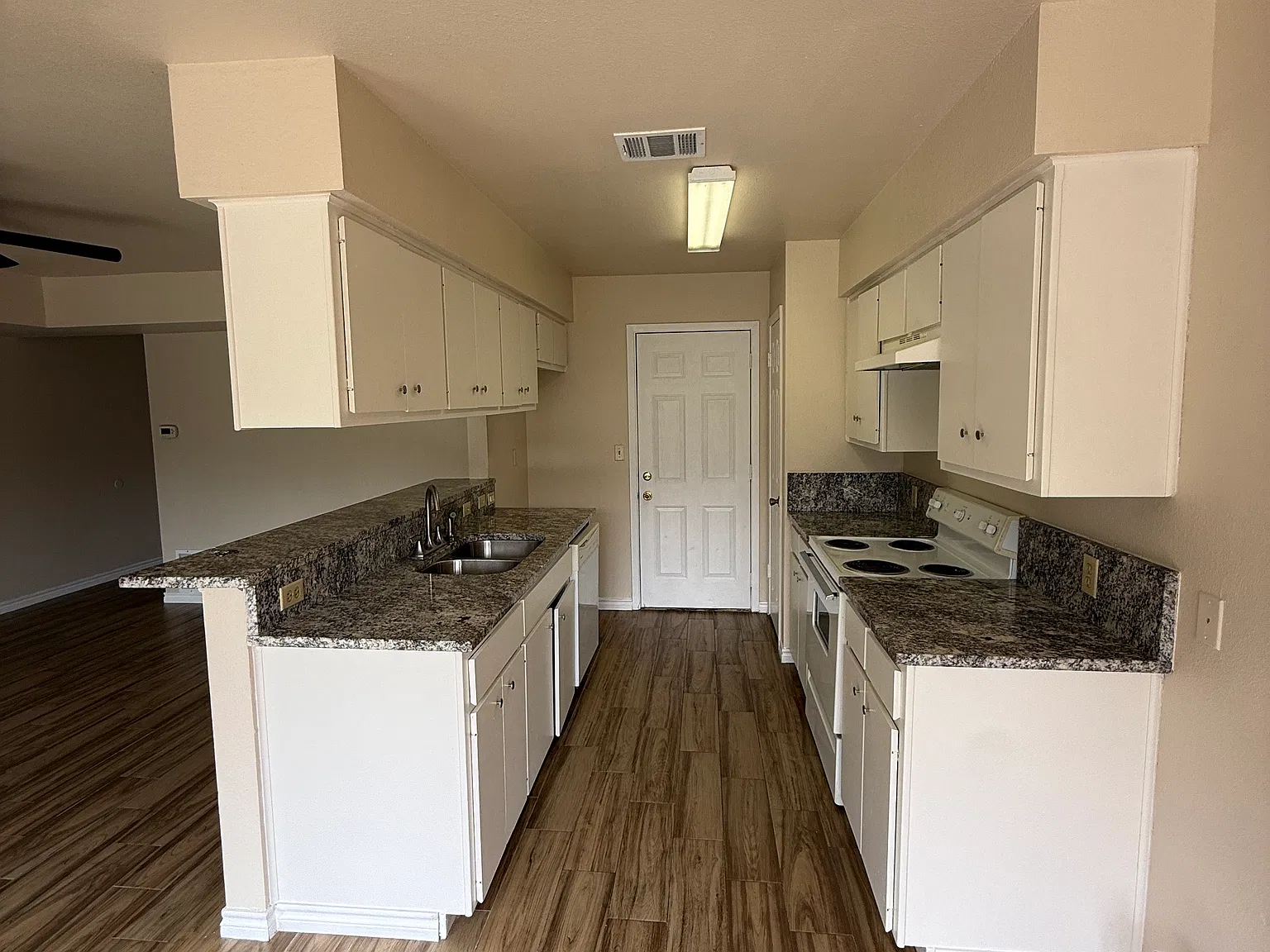3 bed, 1.5 bath, 1247 sqft, $1,800 — Photo 2