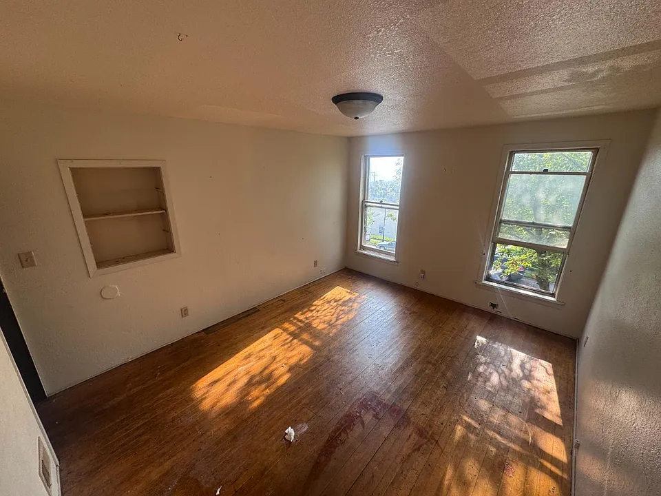 307 W 4th St