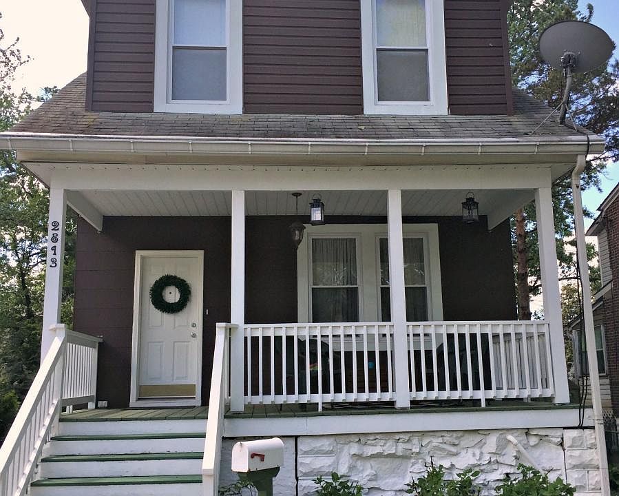 Great Curb Appeal w/Covered Porch and flower bed