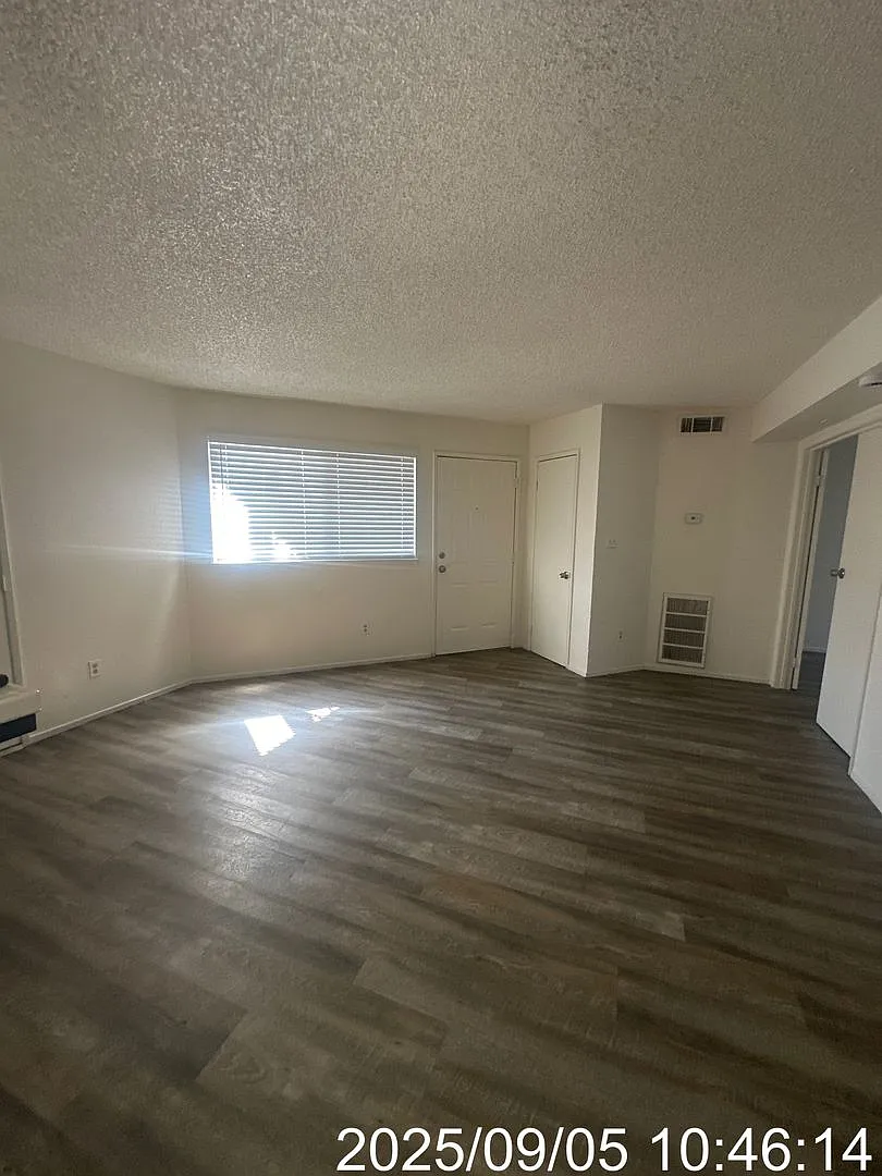 2 Bedroom 1 Bathroom — Photo 2