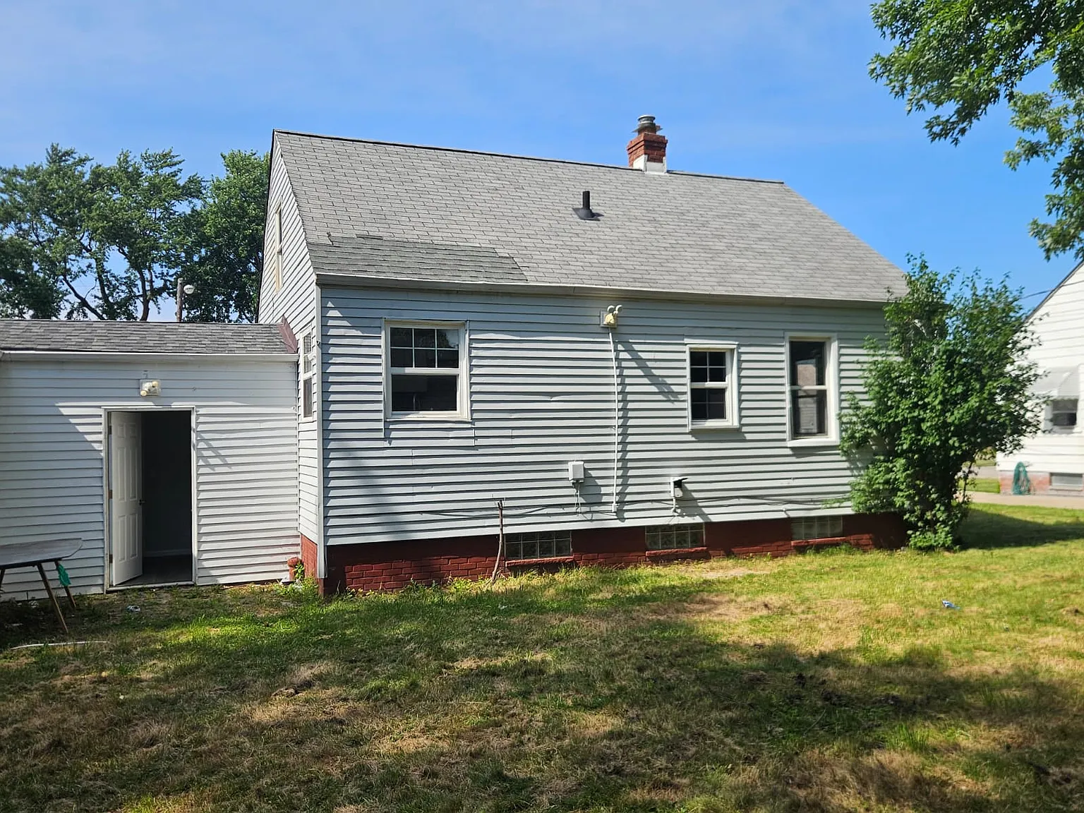 3 bed, 1128 sqft, $1,645 — Photo 2