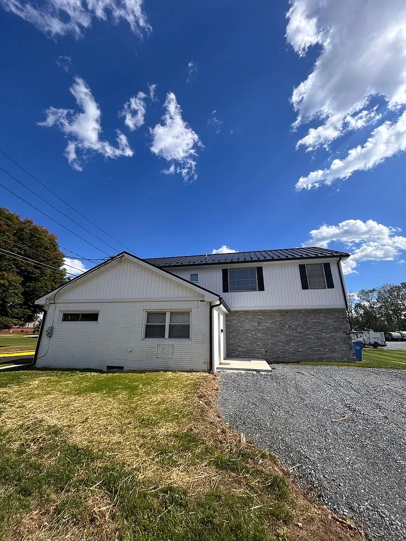 Updated 3 Bed 2 Bath Home In Lititz — Photo 2