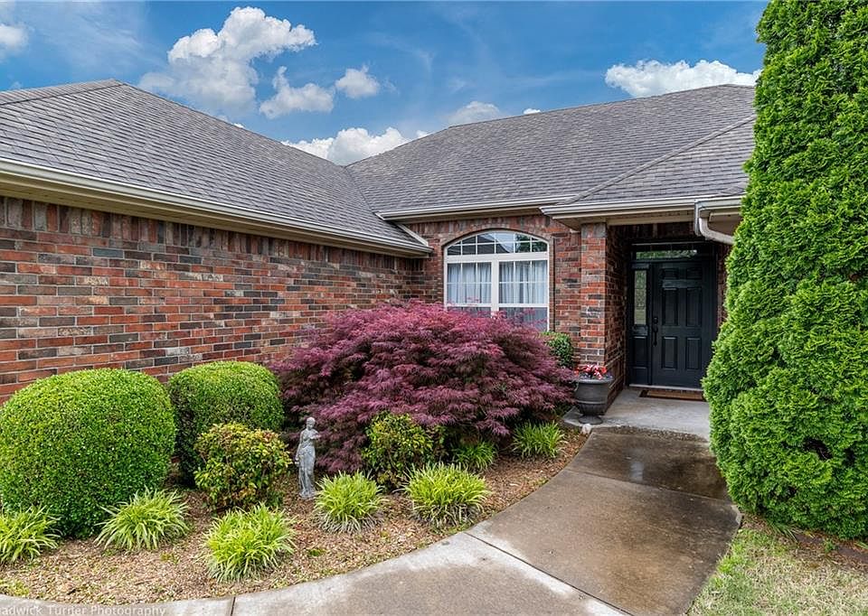 1st image of 207 Dawn Dr
