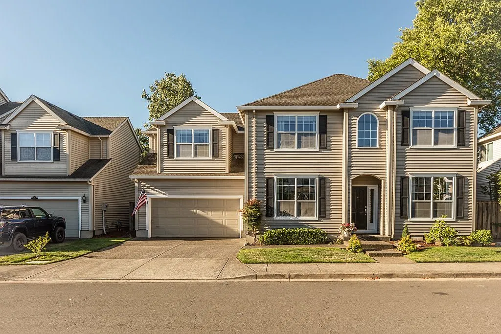 Desirable Applewood Park 4 Bedroom 2.5 Bathroom Home Available April 23 — Photo 1