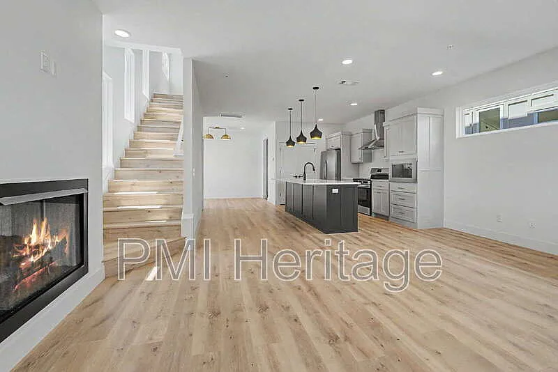 3 bed, 2.5 bath, 1549 sqft, $2,000 — Photo 2