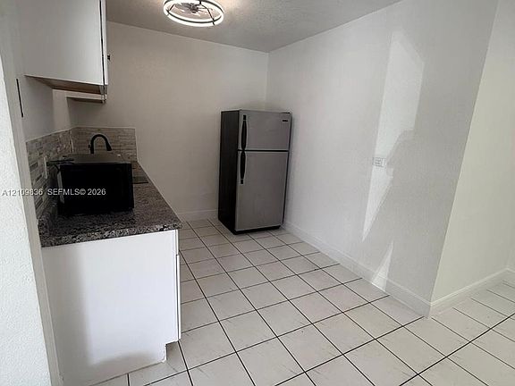 4th image of 915 W 65th St #A