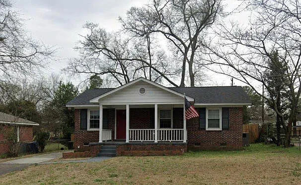1105 Sunnyside Dr — Photo 1