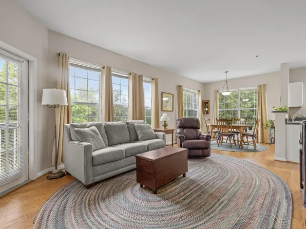 270 Riverbend Dr APT 2F, Charlottesville, VA 22911
