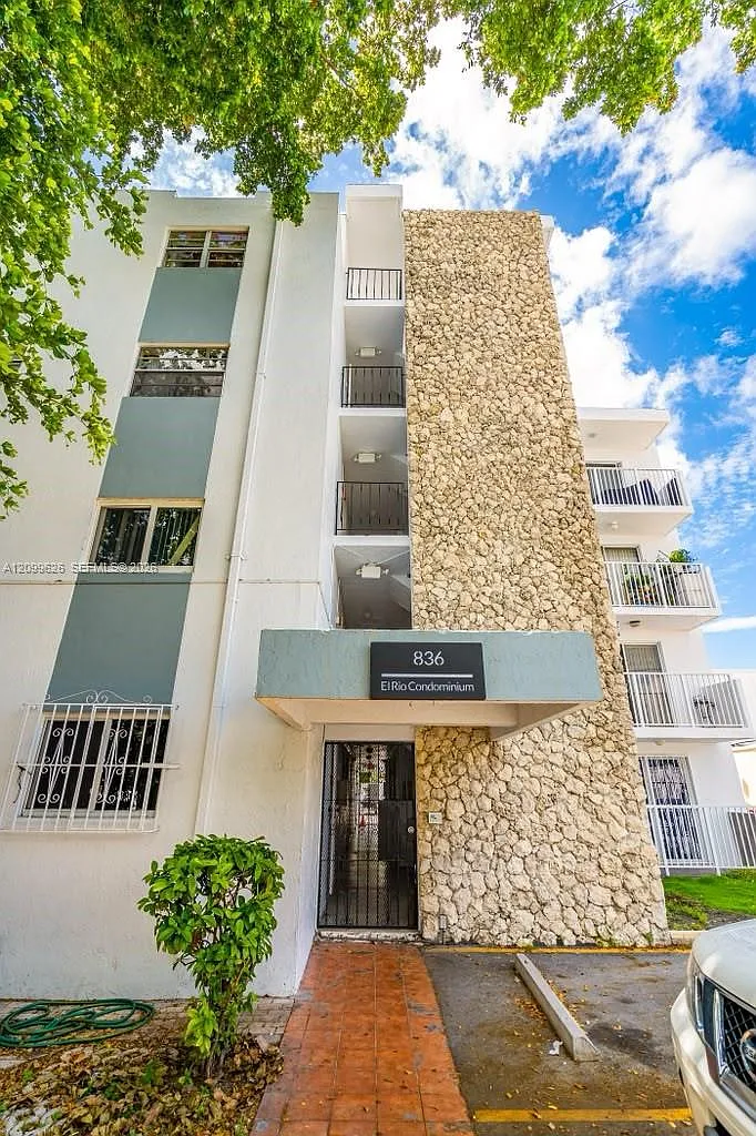 El Rio Condo — Photo 1